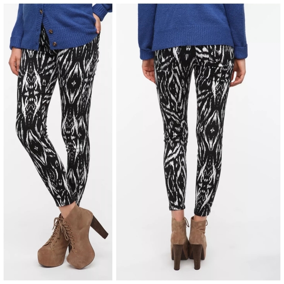 BDG Urban Outfitters Twig Mid-Rise Ikat Print Black and White Jeans Size 28 - Picture 1 of 10